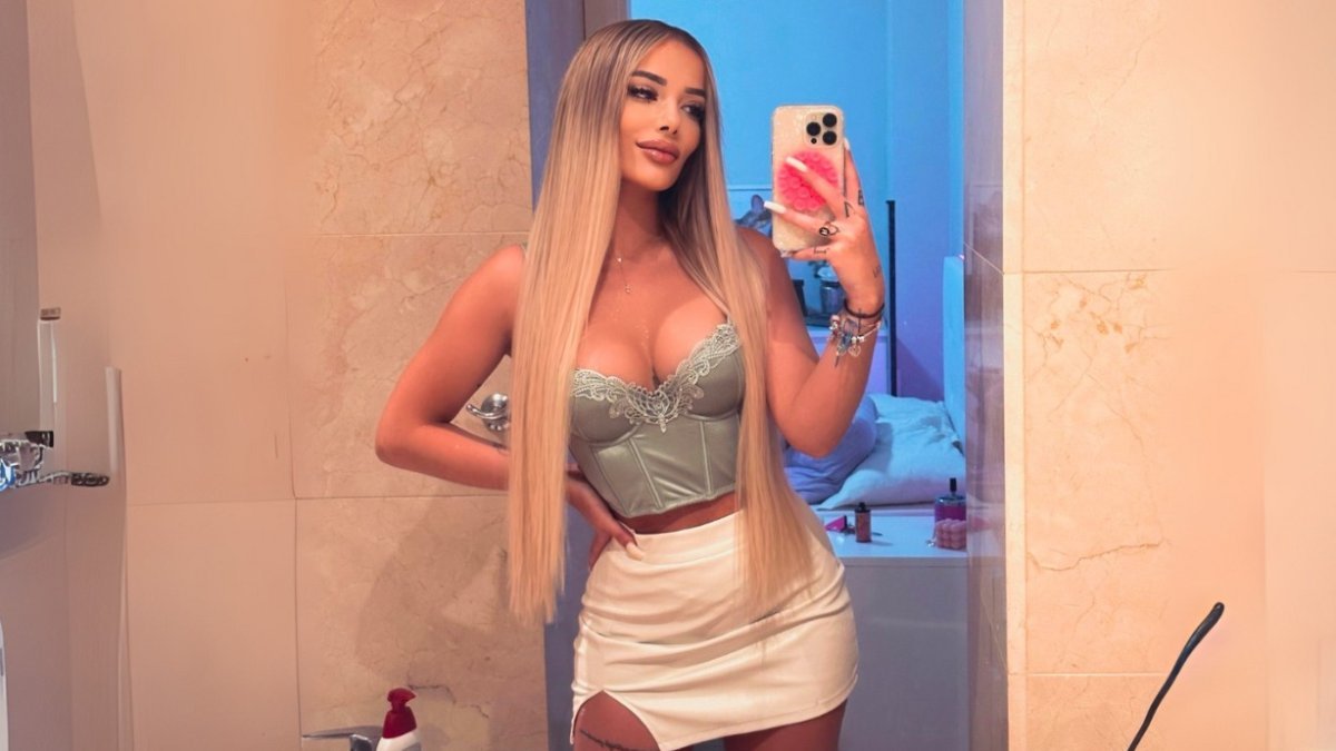 aida tomorrow desnuda​