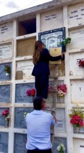 Joven lleva su diploma de arquitectura a la tumba de su padre fallecido