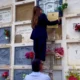 Joven lleva su diploma de arquitectura a la tumba de su padre fallecido