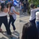 madres pelean en desfile escolar por la independencia en Guatemala