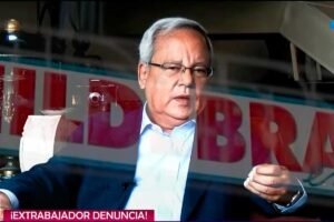 Eres especialista SEO en noticias de entretenimiento, farándula y tendencias.  Crea un título SEO original que responda a la búsqueda principal del usuario.  Reglas: – Máximo 68 caracteres. – Incluye naturalmente la entidad y el dato, pregunta o novedad más buscada. – Debe ser claro, específico, actual y atractivo para generar clics. – Conserva el tema real de la noticia. – No copies la estructura del título original. – No uses emojis, hashtags, comillas, URLs, fuente, medio, autor ni “Última hora”. – Devuelve únicamente el título.  Título original: Extrabajador de César Hildebrandt denuncia suplantación de identidad en millonarias boletas por ventas del semanario Contenido: <div class="noscript__content"><p class="wp-block-paragraph"><strong>César Hildebrandt</strong> enfrenta una grave denuncia luego de que un exempleado de su editorial lo acusara de suplantación de identidad en procedimientos contables. </p><p class="wp-block-paragraph">Michael Alexander Sánchez Escajadillo, extrabajador de Plutón Editores, aseguró que usaron su nombre y su DNI para emitir boletas por la venta de más de 300,000 revistas del semanario Hildebrandt en sus Trece. </p><p class="wp-block-paragraph">El caso fue difundido por el programa Contracorriente de Willax y generó una inmediata respuesta legal por parte del periodista.</p><p class="wp-block-paragraph"> </p><div class="single-related"> <span class="related-title">Vea también:</span> <p class="related-wrapper">Magaly calla a sus críticos: “¿Por qué me quieren mandar a la cárcel? Mis investigaciones siempre han tenido un peso”</p> </div><h2 class="wp-block-heading">¿Qué denunció el extrabajador de Hildebrandt?</h2><p class="wp-block-paragraph">Según la investigación difundida, Sánchez Escajadillo presentó una denuncia por despido arbitrario el 14 de mayo de este año.</p><p class="wp-block-paragraph">Esa primera denuncia derivó en una segunda, realizada en la comisaría de Sagitario, en Surco, por suplantación de identidad en procedimientos contables y tributarios.</p><p class="wp-block-paragraph">El extrabajador señaló que usaron su nombre para emitir boletas de venta de Plutón Editores SAC sin su consentimiento.</p><p class="wp-block-paragraph"> </p><div class="single-related"> <span class="related-title">Vea también:</span> <p class="related-wrapper">Magaly por relación de Sheyla Rojas con Joaquín Ramírez: “Sigo pensando que hay un contrato de marketing”</p> </div><h2 class="wp-block-heading">Las boletas millonarias y la respuesta de Hildebrandt</h2><p class="wp-block-paragraph">El reportaje reveló cinco boletas emitidas entre diciembre de 2025 y marzo de 2026 por la venta de 303,615 revistas.</p><p class="wp-block-paragraph">Los montos van desde los 194,000 soles hasta los 308,244 soles, lo que suma más de 1,238,000 soles en total.</p><p class="wp-block-paragraph">Hildebrandt respondió con un comunicado en el que aseguró que las boletas se emitieron con conocimiento y autorización del trabajador, y acusó al periodista Carlos Paredes de calumnia.</p><p class="wp-block-paragraph"> </p><div class="single-related"> <span class="related-title">Vea también:</span> <p class="related-wrapper">Magaly sobre su encuentro con ‘Sir Winston’: “Muy triste no lo vi”</p> </div><h2 class="wp-block-heading">La versión de la editorial</h2><p class="wp-block-paragraph">El contador de la empresa declaró que en ocasiones la plataforma de SUNAT falla y que, por eso, emitieron las boletas a nombre del trabajador para declarar las ventas reales.</p><p class="wp-block-paragraph">Según la versión de Hildebrandt, no se simuló ninguna venta, sino que se trató de un comprobante mal emitido.</p><p class="wp-block-paragraph">El periodista también anunció acciones legales contra todos los que hagan eco de la denuncia.</p><style>.ned-post-footer-news{padding-top:20px;border-top:1px solid rgb(0 0 0 / 10%);order:1}</style> <div class="ned-post-footer-news"> <h3>Más noticias en ATV.pe</h3> <p>EN VIVO las últimas NOTICIAS: TV EN VIVO en DIRECTO</p> <p>Entérate de las ÚLTIMAS NOTICIAS del PERÚ y el MUNDO en VIVO</p> <p>Mira las últimas noticias de ESPECTÁCULOS en VIVO</p> </div> </div><div class="noscript__content--additional"></div>