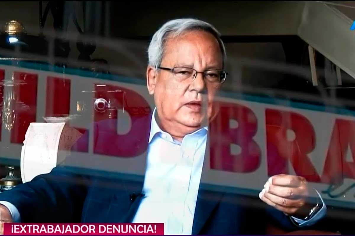 Eres especialista SEO en noticias de entretenimiento, farándula y tendencias. Crea un título SEO original que responda a la búsqueda principal del usuario. Reglas: - Máximo 68 caracteres. - Incluye naturalmente la entidad y el dato, pregunta o novedad más buscada. - Debe ser claro, específico, actual y atractivo para generar clics. - Conserva el tema real de la noticia. - No copies la estructura del título original. - No uses emojis, hashtags, comillas, URLs, fuente, medio, autor ni “Última hora”. - Devuelve únicamente el título. Título original: Extrabajador de César Hildebrandt denuncia suplantación de identidad en millonarias boletas por ventas del semanario Contenido: César Hildebrandt enfrenta una grave denuncia luego de que un exempleado de su editorial lo acusara de suplantación de identidad en procedimientos contables. Michael Alexander Sánchez Escajadillo, extrabajador de Plutón Editores, aseguró que usaron su nombre y su DNI para emitir boletas por la venta de más de 300,000 revistas del semanario Hildebrandt en sus Trece. El caso fue difundido por el programa Contracorriente de Willax y generó una inmediata respuesta legal por parte del periodista. Vea también: Magaly calla a sus críticos: “¿Por qué me quieren mandar a la cárcel? Mis investigaciones siempre han tenido un peso” ¿Qué denunció el extrabajador de Hildebrandt?Según la investigación difundida, Sánchez Escajadillo presentó una denuncia por despido arbitrario el 14 de mayo de este año.Esa primera denuncia derivó en una segunda, realizada en la comisaría de Sagitario, en Surco, por suplantación de identidad en procedimientos contables y tributarios.El extrabajador señaló que usaron su nombre para emitir boletas de venta de Plutón Editores SAC sin su consentimiento. Vea también: Magaly por relación de Sheyla Rojas con Joaquín Ramírez: “Sigo pensando que hay un contrato de marketing” Las boletas millonarias y la respuesta de HildebrandtEl reportaje reveló cinco boletas emitidas entre diciembre de 2025 y marzo de 2026 por la venta de 303,615 revistas.Los montos van desde los 194,000 soles hasta los 308,244 soles, lo que suma más de 1,238,000 soles en total.Hildebrandt respondió con un comunicado en el que aseguró que las boletas se emitieron con conocimiento y autorización del trabajador, y acusó al periodista Carlos Paredes de calumnia. Vea también: Magaly sobre su encuentro con ‘Sir Winston’: “Muy triste no lo vi” La versión de la editorialEl contador de la empresa declaró que en ocasiones la plataforma de SUNAT falla y que, por eso, emitieron las boletas a nombre del trabajador para declarar las ventas reales.Según la versión de Hildebrandt, no se simuló ninguna venta, sino que se trató de un comprobante mal emitido.El periodista también anunció acciones legales contra todos los que hagan eco de la denuncia..ned-post-footer-news{padding-top:20px;border-top:1px solid rgb(0 0 0 / 10%);order:1} Más noticias en ATV.pe EN VIVO las últimas NOTICIAS: TV EN VIVO en DIRECTO Entérate de las ÚLTIMAS NOTICIAS del PERÚ y el MUNDO en VIVO Mira las últimas noticias de ESPECTÁCULOS en VIVO