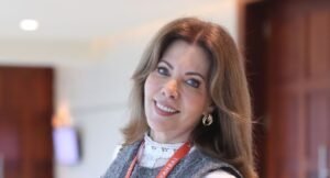 Eres especialista SEO en noticias de entretenimiento, farándula y tendencias en español.  Crea un título SEO original que responda a la búsqueda principal del usuario.  Reglas: - Máximo 68 caracteres. - Incluye naturalmente la entidad principal y el dato, pregunta o novedad de mayor interés. - Debe ser específico, actual, claro y atractivo para generar clics. - Debe reflejar el tema real de la noticia. - No copies la estructura del título original. - No uses emojis, hashtags, comillas, URLs, fuente, medio, autor ni “Última hora”. - Devuelve únicamente el título.  Título original: Maritere Braschi recibe duras críticas por comentario sobre Lima Norte | VIDEO Contenido: Gran controversia y fuertes críticas, principalmente entre vecinos de Lima Norte, generaron los comentarios de la conductora de televisión Maritere Braschi. Ella afirmó en sus redes sociales que en la mencionada zona de Lima aún no ha encontrado un lugar que la cautive al 100% para ‘una primera cita’.Mira también:Vania Bludau revivió terrible momento que vivió por la pérdida de su bebé y acusa a ‘ex’: “La cobardía es lo que me molesta”Yahaira Plasencia aclara si compartió vuelo con Farfán y deja contundente respuesta: “Hablar de esa persona…”Esta vez Maritere respondió a un a pregunta de uno de sus seguidores, que le pidió una recomendación para ‘tener una primera cita en Lima Norte’.Al respecto la conductora aclaró que ‘una primera cita no se puede dar en cualquier sitio’, además, consideró que este encuentro tiene que ser ‘en un lugar agradable, ordenado y limpio. Con variedad de opciones, y sobre todo estar a la altura de la ocasión.’Pero todo no quedó ahí. Maritere Braschi afirmó que aún no ha encontrado ‘ese lugar que la cautive al 100% en Lima Norte’. “¿Ustedes sí?“, preguntó.  @tromepe ¡En el ojo de la tormenta! 🫪 Maritere Braschi desató opiniones divididas en redes sociales luego de publicar un video con recomendaciones para una primera cita. La periodista fue consultada por sus seguidores sobre lugares para salir en Lima Norte y, tras remarcar que un primer encuentro debe ser en un espacio agradable, limpio y ordenado, confesó que hasta el momento no ha encontrado un lugar en esa zona que la haya cautivado al cien por ciento. 📲👀 #Trome #Maritere #LimaNorte #redessociales #polémica ♬ Chill Vibes - Tollan Kim   Críticas de los vecinos de Lima Norte contra Maritere BraschiComo era de esperarse, la respuesta al comentario de Maritere Braschi no se hizo esperar. Y en redes sociales los vecinos no tardaron en responder:“Es el problema de no salir del circuito Miraflores-Barranco-San Isidro. En el cono norte de Lima hay lugares con ambientes acogedores, con buen estilo y buena cocina. Perfectos para una noche especial. Recorre Antunez de Mayolo o frente al Megaplaza”“Traducción: ‘A Lima Norte solo voy hacer labor social a esos mercaditos llamados plaza norte y MegaPlaza’...”“Estuvo casada con uno de los Winter, ¿Qué esperabas? La señora vive en su “burbuja”. En Lima Norte no hay gente de su nivel...son mucho mejores.😏”“Es su opinión crítica y recuerden que ella es de otro tipo de cultura y nivel socio económico distinto a lima norte , a ella no le gustara los lugares de lima norte y ya”MÁS INFORMACIÓN:Alessa Wichtel sobre su última relación: “Hay que dejarlo todo en la cancha”‘Slater’ de Salvado por la Campana dedica emotivo mensaje al fallecido Sr. Belding: “Me parte el corazón”Yahaira Plasencia sobre polémica con Shirley Arica: “No la conozco, ni me interesa conocerla” | VIDEOSOBRE EL AUTORRedacción FarándulaSomos el mejor equipo tras la farándula peruana. De 'Chollywood', con amor. Historias confirmadas, contrastadas y verificadas. Porque tu entretenimiento es una cosa muy seria para nosotros.