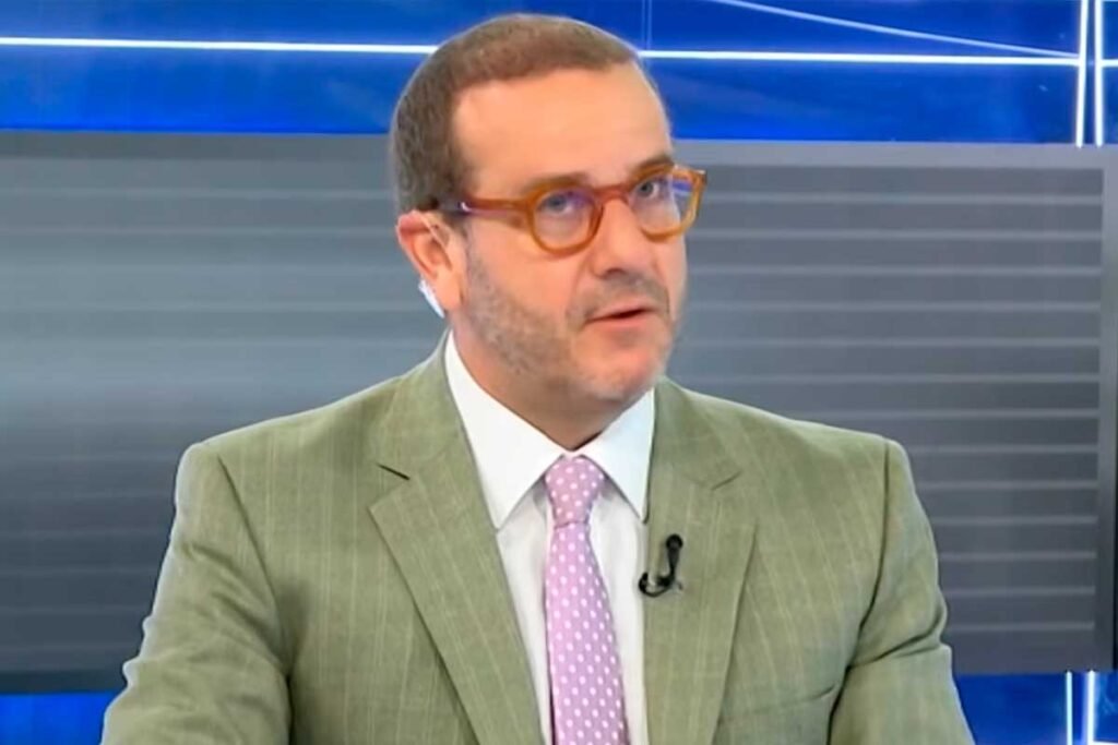 Eres especialista SEO en noticias de entretenimiento, farándula y tendencias. Crea un título SEO original que responda a la búsqueda principal del usuario. Reglas: - Máximo 68 caracteres. - Incluye naturalmente la entidad y el dato, pregunta o novedad más buscada. - Debe ser claro, específico, actual y atractivo para generar clics. - Conserva el tema real de la noticia. - No copies la estructura del título original. - No uses emojis, hashtags, comillas, URLs, fuente, medio, autor ni “Última hora”. - Devuelve únicamente el título. Título original: ¡De nuevo! Augusto Thorndike causa indignación al reclamar a trabajador en vivo por café: “¿Quién me lo va dar?” Contenido: <div class="noscript__content"><p class="wp-block-paragraph"><strong>Augusto Thorndike</strong> volvió a protagonizar un tenso momento durante una transmisión en vivo. El periodista interrumpió el desarrollo de su programa para reclamar a un integrante de producción porque su taza no tenía café. La situación se prolongó durante varios segundos y las imágenes no tardaron en circular en redes sociales.</p><p class="wp-block-paragraph"> </p><div class="single-related"> <span class="related-title">Vea también:</span> <p class="related-wrapper">Ana Paula pone el parche y desmiente a Doña Peta por hablar de su embarazo: “¿Sabes más que yo?”</p> </div><p class="wp-block-paragraph">El reclamo estuvo dirigido a un trabajador identificado como Francis, a quien Thorndike pidió responder mientras el programa continuaba al aire. “Quiero café, ¿me van a dar café o no me van a dar?”, expresó el conductor. El periodista insistió con su pedido y recordó que días atrás otro momento protagonizado por él había generado una amplia repercusión.</p><p class="wp-block-paragraph">“¿Vamos a hacer otro escándalo internacional? Me contestas, Francis. Sí me voy a volver a hacer viral. Quiero café, ¿quién me lo va a dar? Me respondes?”, manifestó Thorndike. Finalmente, pidió que el asunto se solucionara fuera de cámaras. “Arreglamos las cosas, por favor, fuera de pantalla”, indicó antes de que el programa continuara con normalidad.</p><figure class="wp-block-embed is-type-video is-provider-tiktok wp-block-embed-tiktok"><div class="wp-block-embed__wrapper"><blockquote class="tiktok-embed" cite="https://www.tiktok.com/@kebuenatv_peru/video/7691437243122175252" data-video-id="7691437243122175252" data-embed-from="oembed" style="max-width:605px; min-width:325px;"> <section> @kebuenatv_peru <p>🟡”¿𝗬 𝗺𝗶 𝗰𝗮𝗳𝗲́?”🔵 El periodista Augusto Thorndike volvió a generar críticas durante una transmisión en vivo de Willax, luego de dirigirse de manera autoritaria a un trabajador que no le había llevado café. “Quiero café, ¿me lo van a dar? Arreglamos las cosas fuera de pantalla”, manifestó ante las cámaras. #polemica #Willax #periodista</p> ♬ sonido original – KE BUENA TV – KE BUENA TV </section> </blockquote> <script async data-src="https://www.tiktok.com/embed.js"></script></div></figure><h2 class="wp-block-heading">El incidente de Thorndike con el camarógrafo</h2><p class="wp-block-paragraph">Días antes, el periodista había interrumpido un enlace en vivo porque aseguró que los movimientos de cámara le provocaban mareos. Thorndike pidió entonces que se buscara a otro profesional para continuar con la cobertura y <strong>cuestionó públicamente el desempeño del camarógrafo</strong>.</p><p class="wp-block-paragraph"> </p><div class="single-related"> <span class="related-title">Vea también:</span> <p class="related-wrapper">Melcochita cree que su enamorada lo cuidará de viejito y multiplica por cero a Monserrat: “Heydi sí es culta, pues”</p> </div><p class="wp-block-paragraph">“Me mareo, Maricarmen, me mareo. Ya, cuando consigas un camarógrafo profesional, me avisas. Gracias”, manifestó en aquella oportunidad. Sus palabras generaron cuestionamientos en redes sociales y el video se hizo viral.</p><p class="wp-block-paragraph">Durante aquel mismo episodio, Thorndike fue más allá y cuestionó la preparación del trabajador para realizar transmisiones en vivo. “Esa persona no está preparada para hacer cámara en vivo y no debe ser parte de esta casa televisora”, sostuvo.</p><h2 class="wp-block-heading">El pronunciamiento del Colegio de Periodistas</h2><p class="wp-block-paragraph">El caso también motivó un <strong>pronunciamiento del Colegio de Periodistas de Lima</strong>, que cuestionó los calificativos empleados durante el incidente y señaló que el respeto al trabajo periodístico es fundamental para el ejercicio de la profesión.</p><p class="wp-block-paragraph">“Ese lamentable hecho afecta directamente a la ética profesional que rige a nuestra Orden. (…) Exhortamos a colegas y responsables de los medios de comunicación masiva a velar por un clima laboral basado en el respeto mutuo, la solidaridad gremial y el rigor ético que la ciudadanía merece”, señalaron.</p><h2 class="wp-block-heading">La polémica llegó hasta la televisión chilena</h2><p class="wp-block-paragraph">Las imágenes del enfrentamiento con el camarógrafo también fueron difundidas por un programa de Canal 13 de Chile. Las periodistas Marianne Schmidt y Libertad Manque revisaron el video y cuestionaron la manera en que Thorndike se dirigió al trabajador durante la transmisión.</p><p class="wp-block-paragraph"> </p><div class="single-related"> <span class="related-title">Vea también:</span> <p class="related-wrapper">Samahara Lobatón halaga entre lágrimas a Renato Rossini Jr.: “Quisiera que mi hijo hombre fuera como él”</p> </div><p class="wp-block-paragraph">“Qué horrible, qué humillante”, comentó Schmidt al ver las imágenes. Su compañera Manque también reaccionó al video y calificó la escena como un “espanto”. Incluso cuestionó que el camarógrafo fuera quien terminara asumiendo las consecuencias del incidente: “No puedo creerlo. Espero que lo hayan echado a él”.</p><h2 class="wp-block-heading">La reacción de Thorndike tras hacerse viral</h2><p class="wp-block-paragraph">Luego de que las imágenes del enfrentamiento con el camarógrafo se volvieran tendencia en redes sociales, Thorndike <strong>respondió a los cuestionamientos</strong> desde su espacio televisivo. En lugar de ofrecer disculpas, utilizó un tono irónico para referirse a la repercusión que había alcanzado el video.</p><p class="wp-block-paragraph">“Así que soy tendencia, jojolete. Pero aquí estoy, y que les arda. No me afectan sus comentarios, no se gasten, no veo el Twitter”, manifestó entonces. Ahora, con el nuevo episodio protagonizado por su reclamo de café, el periodista vuelve a quedar expuesto en una escena que ya genera comentarios en redes sociales.</p><style>.ned-post-footer-news{padding-top:20px;border-top:1px solid rgb(0 0 0 / 10%);order:1}</style> <div class="ned-post-footer-news"> <h3>Más noticias en ATV.pe</h3> <p>EN VIVO las últimas NOTICIAS: TV EN VIVO en DIRECTO</p> <p>Entérate de las ÚLTIMAS NOTICIAS del PERÚ y el MUNDO en VIVO</p> <p>Mira las últimas noticias de ESPECTÁCULOS en VIVO</p> </div> </div><div class="noscript__content--additional"></div>