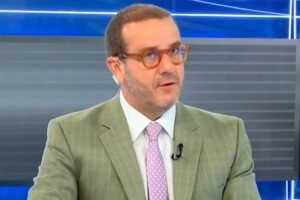 Eres especialista SEO en noticias de entretenimiento, farándula y tendencias.  Crea un título SEO original que responda a la búsqueda principal del usuario.  Reglas: – Máximo 68 caracteres. – Incluye naturalmente la entidad y el dato, pregunta o novedad más buscada. – Debe ser claro, específico, actual y atractivo para generar clics. – Conserva el tema real de la noticia. – No copies la estructura del título original. – No uses emojis, hashtags, comillas, URLs, fuente, medio, autor ni “Última hora”. – Devuelve únicamente el título.  Título original: ¡De nuevo! Augusto Thorndike causa indignación al reclamar a trabajador en vivo por café: “¿Quién me lo va dar?” Contenido: <div class="noscript__content"><p class="wp-block-paragraph"><strong>Augusto Thorndike</strong> volvió a protagonizar un tenso momento durante una transmisión en vivo. El periodista interrumpió el desarrollo de su programa para reclamar a un integrante de producción porque su taza no tenía café. La situación se prolongó durante varios segundos y las imágenes no tardaron en circular en redes sociales.</p><p class="wp-block-paragraph"> </p><div class="single-related"> <span class="related-title">Vea también:</span> <p class="related-wrapper">Ana Paula pone el parche y desmiente a Doña Peta por hablar de su embarazo: “¿Sabes más que yo?”</p> </div><p class="wp-block-paragraph">El reclamo estuvo dirigido a un trabajador identificado como Francis, a quien Thorndike pidió responder mientras el programa continuaba al aire. “Quiero café, ¿me van a dar café o no me van a dar?”, expresó el conductor. El periodista insistió con su pedido y recordó que días atrás otro momento protagonizado por él había generado una amplia repercusión.</p><p class="wp-block-paragraph">“¿Vamos a hacer otro escándalo internacional? Me contestas, Francis. Sí me voy a volver a hacer viral. Quiero café, ¿quién me lo va a dar? Me respondes?”, manifestó Thorndike. Finalmente, pidió que el asunto se solucionara fuera de cámaras. “Arreglamos las cosas, por favor, fuera de pantalla”, indicó antes de que el programa continuara con normalidad.</p><figure class="wp-block-embed is-type-video is-provider-tiktok wp-block-embed-tiktok"><div class="wp-block-embed__wrapper"><blockquote class="tiktok-embed" cite="https://www.tiktok.com/@kebuenatv_peru/video/7691437243122175252" data-video-id="7691437243122175252" data-embed-from="oembed" style="max-width:605px; min-width:325px;"> <section> @kebuenatv_peru <p>🟡”¿𝗬 𝗺𝗶 𝗰𝗮𝗳𝗲́?”🔵 El periodista Augusto Thorndike volvió a generar críticas durante una transmisión en vivo de Willax, luego de dirigirse de manera autoritaria a un trabajador que no le había llevado café. “Quiero café, ¿me lo van a dar? Arreglamos las cosas fuera de pantalla”, manifestó ante las cámaras. #polemica #Willax #periodista</p> ♬ sonido original – KE BUENA TV – KE BUENA TV </section> </blockquote> <script async data-src="https://www.tiktok.com/embed.js"></script></div></figure><h2 class="wp-block-heading">El incidente de Thorndike con el camarógrafo</h2><p class="wp-block-paragraph">Días antes, el periodista había interrumpido un enlace en vivo porque aseguró que los movimientos de cámara le provocaban mareos. Thorndike pidió entonces que se buscara a otro profesional para continuar con la cobertura y <strong>cuestionó públicamente el desempeño del camarógrafo</strong>.</p><p class="wp-block-paragraph"> </p><div class="single-related"> <span class="related-title">Vea también:</span> <p class="related-wrapper">Melcochita cree que su enamorada lo cuidará de viejito y multiplica por cero a Monserrat: “Heydi sí es culta, pues”</p> </div><p class="wp-block-paragraph">“Me mareo, Maricarmen, me mareo. Ya, cuando consigas un camarógrafo profesional, me avisas. Gracias”, manifestó en aquella oportunidad. Sus palabras generaron cuestionamientos en redes sociales y el video se hizo viral.</p><p class="wp-block-paragraph">Durante aquel mismo episodio, Thorndike fue más allá y cuestionó la preparación del trabajador para realizar transmisiones en vivo. “Esa persona no está preparada para hacer cámara en vivo y no debe ser parte de esta casa televisora”, sostuvo.</p><h2 class="wp-block-heading">El pronunciamiento del Colegio de Periodistas</h2><p class="wp-block-paragraph">El caso también motivó un <strong>pronunciamiento del Colegio de Periodistas de Lima</strong>, que cuestionó los calificativos empleados durante el incidente y señaló que el respeto al trabajo periodístico es fundamental para el ejercicio de la profesión.</p><p class="wp-block-paragraph">“Ese lamentable hecho afecta directamente a la ética profesional que rige a nuestra Orden. (…) Exhortamos a colegas y responsables de los medios de comunicación masiva a velar por un clima laboral basado en el respeto mutuo, la solidaridad gremial y el rigor ético que la ciudadanía merece”, señalaron.</p><h2 class="wp-block-heading">La polémica llegó hasta la televisión chilena</h2><p class="wp-block-paragraph">Las imágenes del enfrentamiento con el camarógrafo también fueron difundidas por un programa de Canal 13 de Chile. Las periodistas Marianne Schmidt y Libertad Manque revisaron el video y cuestionaron la manera en que Thorndike se dirigió al trabajador durante la transmisión.</p><p class="wp-block-paragraph"> </p><div class="single-related"> <span class="related-title">Vea también:</span> <p class="related-wrapper">Samahara Lobatón halaga entre lágrimas a Renato Rossini Jr.: “Quisiera que mi hijo hombre fuera como él”</p> </div><p class="wp-block-paragraph">“Qué horrible, qué humillante”, comentó Schmidt al ver las imágenes. Su compañera Manque también reaccionó al video y calificó la escena como un “espanto”. Incluso cuestionó que el camarógrafo fuera quien terminara asumiendo las consecuencias del incidente: “No puedo creerlo. Espero que lo hayan echado a él”.</p><h2 class="wp-block-heading">La reacción de Thorndike tras hacerse viral</h2><p class="wp-block-paragraph">Luego de que las imágenes del enfrentamiento con el camarógrafo se volvieran tendencia en redes sociales, Thorndike <strong>respondió a los cuestionamientos</strong> desde su espacio televisivo. En lugar de ofrecer disculpas, utilizó un tono irónico para referirse a la repercusión que había alcanzado el video.</p><p class="wp-block-paragraph">“Así que soy tendencia, jojolete. Pero aquí estoy, y que les arda. No me afectan sus comentarios, no se gasten, no veo el Twitter”, manifestó entonces. Ahora, con el nuevo episodio protagonizado por su reclamo de café, el periodista vuelve a quedar expuesto en una escena que ya genera comentarios en redes sociales.</p><style>.ned-post-footer-news{padding-top:20px;border-top:1px solid rgb(0 0 0 / 10%);order:1}</style> <div class="ned-post-footer-news"> <h3>Más noticias en ATV.pe</h3> <p>EN VIVO las últimas NOTICIAS: TV EN VIVO en DIRECTO</p> <p>Entérate de las ÚLTIMAS NOTICIAS del PERÚ y el MUNDO en VIVO</p> <p>Mira las últimas noticias de ESPECTÁCULOS en VIVO</p> </div> </div><div class="noscript__content--additional"></div>