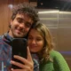 Eres especialista SEO en noticias de entretenimiento, farándula y tendencias.  Crea un título SEO original que responda a la búsqueda principal del usuario. Identifica internamente la entidad, el hecho actual y la intención de búsqueda.  Reglas: – Máximo 68 caracteres. – Incluye naturalmente la entidad y el dato, pregunta o novedad más buscada. – Debe ser claro, específico, actual y atractivo para generar clics. – Conserva el tema real de la noticia. – No copies la estructura del título original. – No uses emojis, hashtags, comillas, URLs, fuente, medio, autor ni “Última hora”. – Devuelve únicamente el título.  Título original: ¿Quién es la pareja de Fernanda Finsterbusch y cómo se conocieron? Contenido:<p loading=