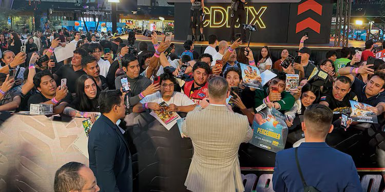 El exluchador regaló autógrafos a sus fans. Algunos lo siguen desde sus peleas en el ring.