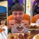 Influencer español queda asombrado al probar la comida hondureña