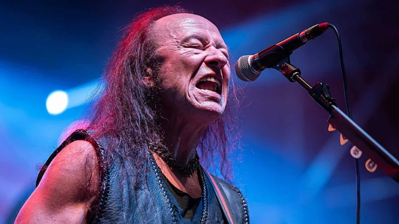 Conrad "Cronos" Lant cantando en un escenario.